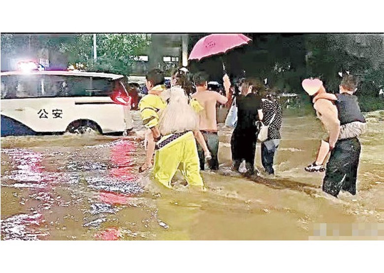 暴雨下民眾被迫涉水而行。