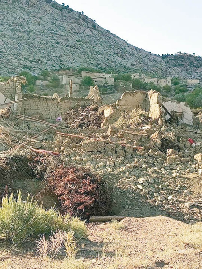 房屋在地震中倒塌。