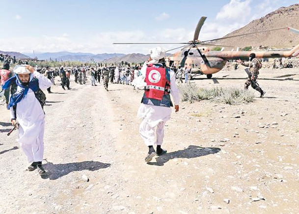 救援人員抵達災區。