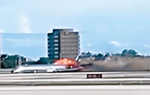 客機在邁阿密國際機場硬着陸。