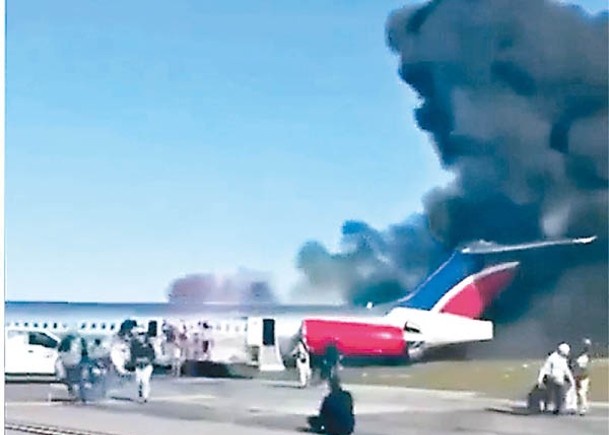 客機冒出大量濃煙。