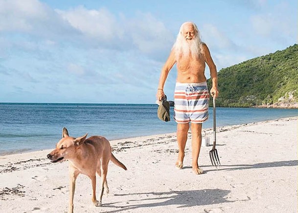 格拉欣與澳洲野犬同住島上多年。