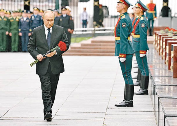 俄紀念衞國戰爭  普京向烈士墓獻花