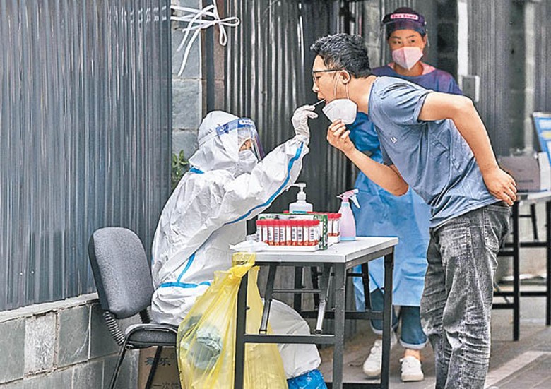 北京市防疫人員為民眾進行核酸檢測。（Getty Images圖片）