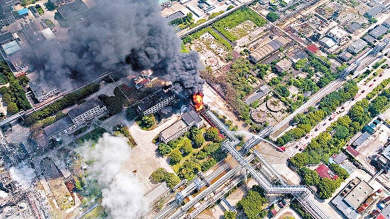 上海石化化工部乙二醇裝置區域早前起火爆炸。（中新社圖片）