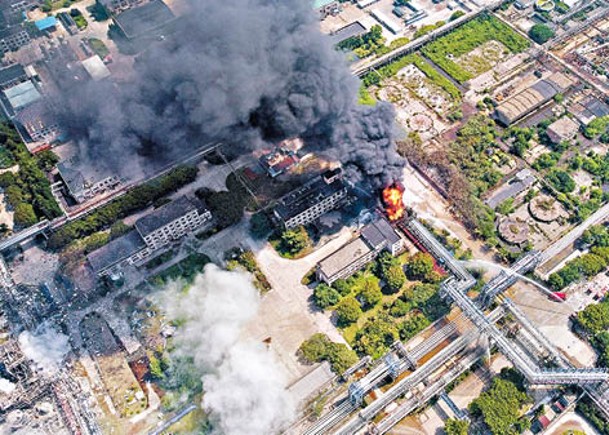 上海石化化工部乙二醇裝置區域早前起火爆炸。（中新社圖片）