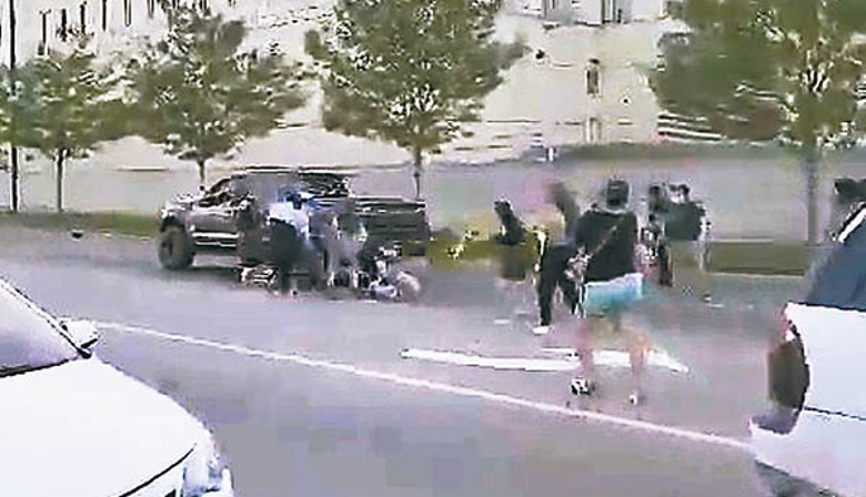 艾奧瓦州有男子駕車撞向人群，民眾蜂擁圍堵汽車。