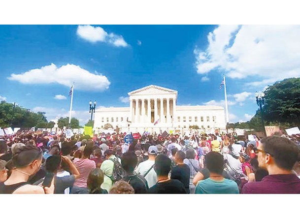聯邦最高法院大樓外有支持墮胎權的人士集會。