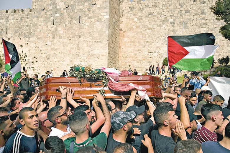 送殯隊伍抬起阿克萊赫靈柩。（Getty Images圖片）