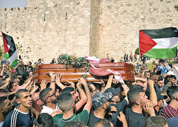 送殯隊伍抬起阿克萊赫靈柩。（Getty Images圖片）