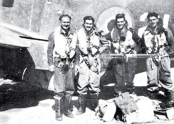 弗盧克爾（右）年輕時是英國皇家空軍成員。