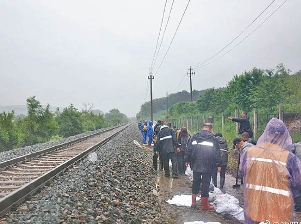 瀋陽鐵路工作人員加緊防災。