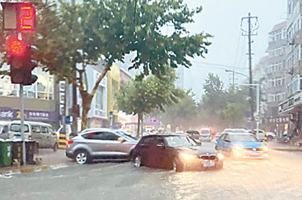 山東省青島市遭遇大雨。