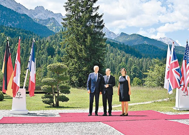 德國總理紹爾茨（中）歡迎美國總統拜登（左）出席峰會。（Getty Images圖片）