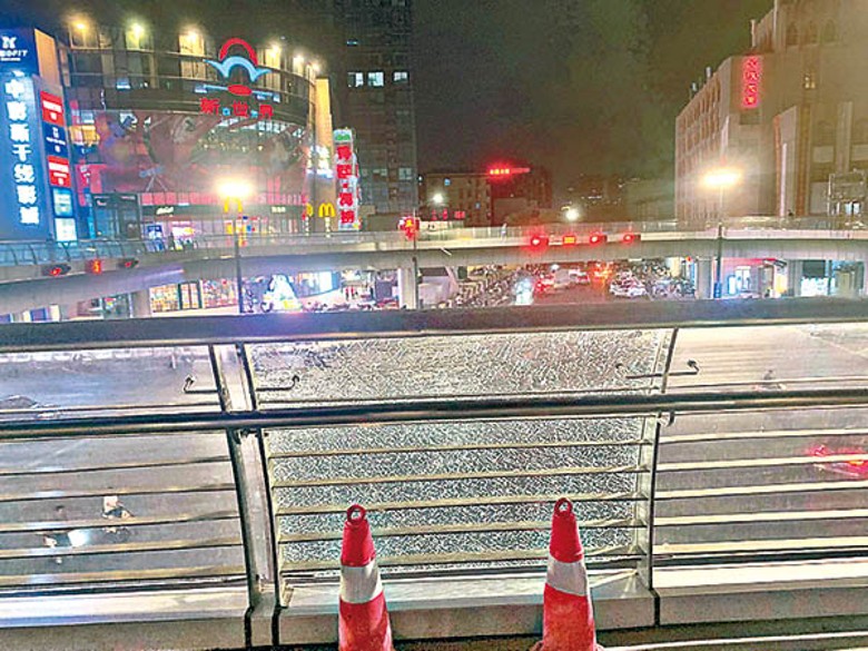 鄭州市有行人天橋的玻璃疑因高溫爆裂。