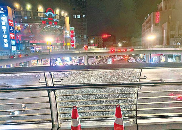 鄭州市有行人天橋的玻璃疑因高溫爆裂。