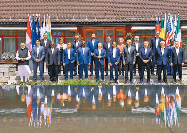 G7成員國領袖及其他與會國家領導人合照。（Getty Images圖片）
