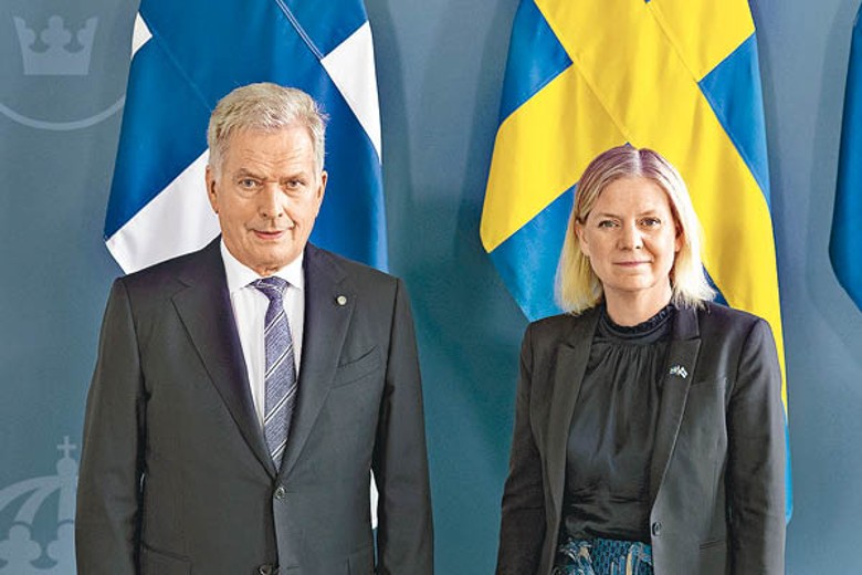 芬蘭總統尼尼斯特（左）與瑞典首相安德松（右）申請加入北約。（Getty Images圖片）