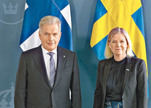 芬蘭總統尼尼斯特（左）與瑞典首相安德松（右）申請加入北約。（Getty Images圖片）