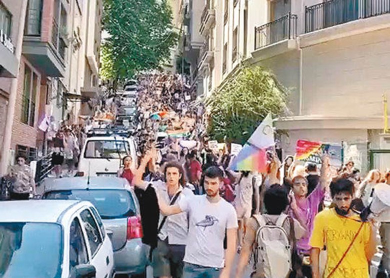 大批人士參加同志遊行。