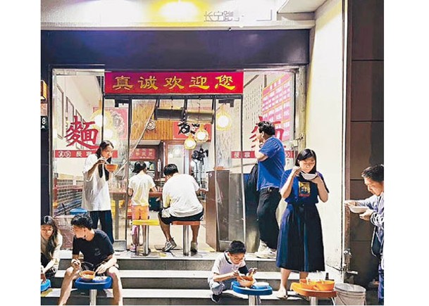上海恢復堂食安排亂  迪士尼樂園明起重開