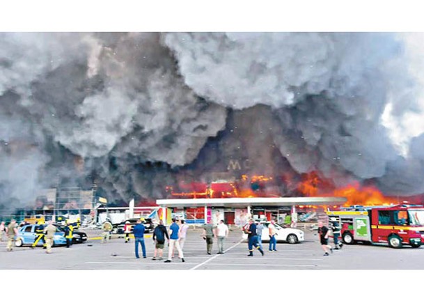 商場中彈後陷入火海。