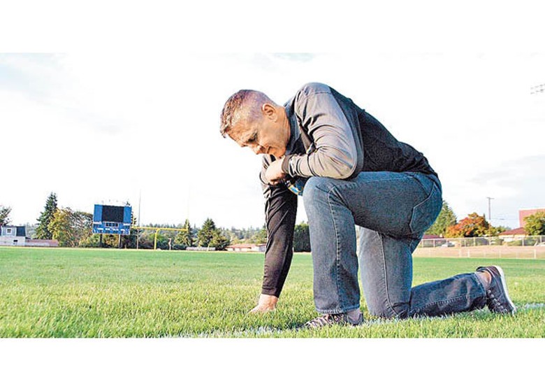 肯尼迪在球賽結束時獨自祈禱。