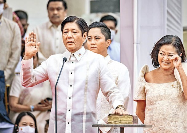 小馬可斯（左）就任菲律賓總統。（Getty Images圖片）