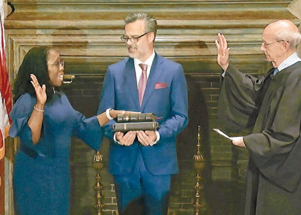 傑克遜（左）宣誓就任聯邦最高法院大法官。