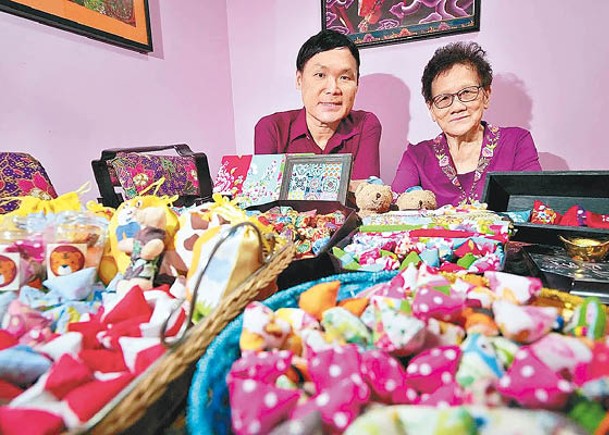 蘇鳳坤（左）與母親（右）合力傳承童年遊戲。