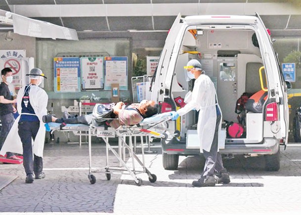台灣疫情趨緩，圖為病患者送院治療。