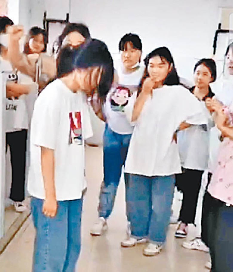 片段顯示女童（左）遭同學欺凌。
