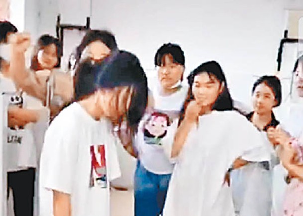 片段顯示女童（左）遭同學欺凌。