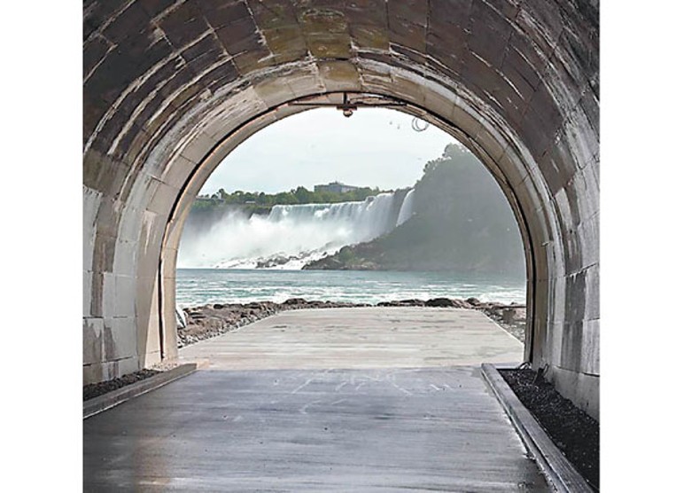 隧道由輸水管道改建而成。