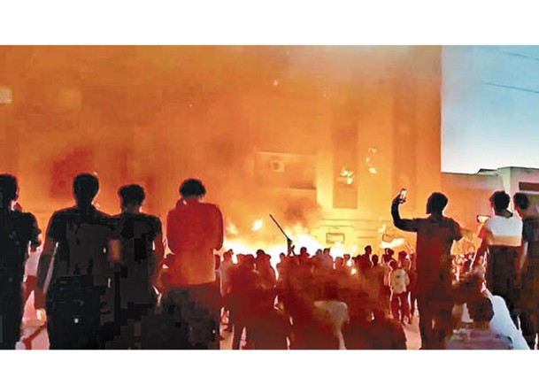 缺燃料  政局亂  利比亞示威燒眾院大樓