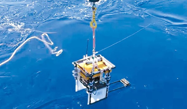 研究人員將攝影機放入海底。