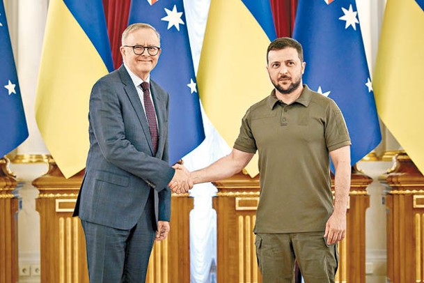 阿爾巴內塞（左）與烏克蘭總統澤連斯基（右）會晤。