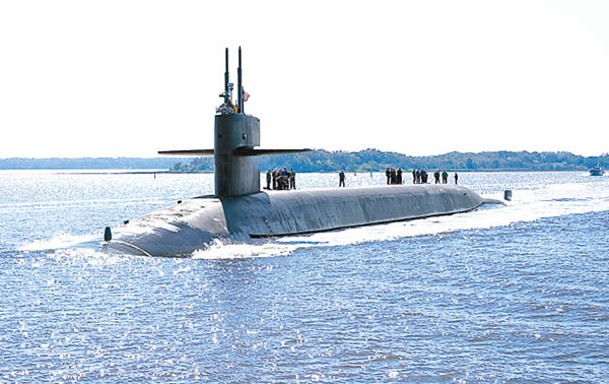 美國戰略核潛艇羅德島號訪問英國。
