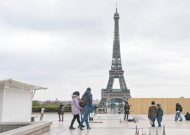 法國斥資為艾菲爾鐵塔除銹迹迎接奧運會。
