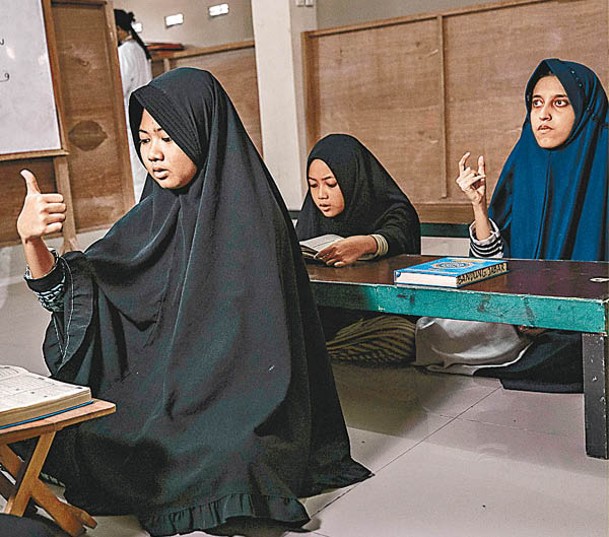 學生透過手語背誦經文。（Getty Images圖片）