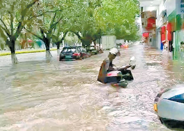 連場暴雨，茂名市發生嚴重水浸。