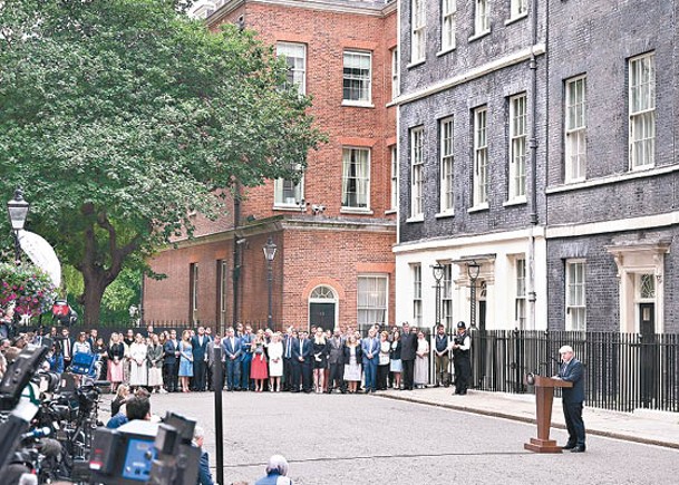 約翰遜在首相府外發表全國演說。（Getty Images圖片）