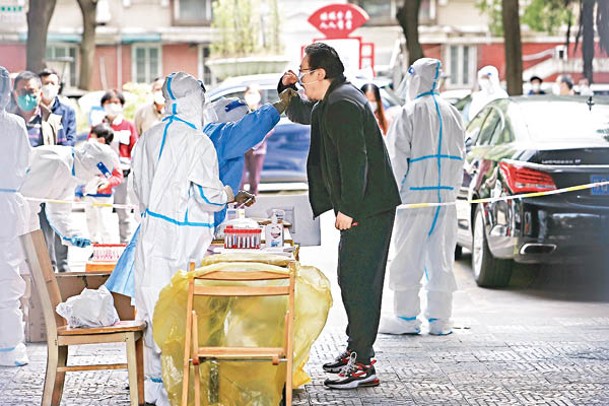 上海市楊浦區有序進行核酸檢測。（中新社圖片）