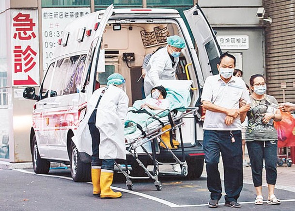 台灣一名病患送院救治。（中時電子報圖片）