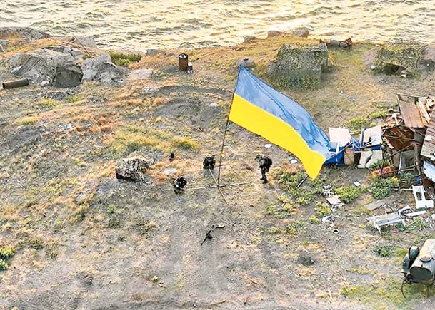 烏克蘭士兵在蛇島升起國旗。