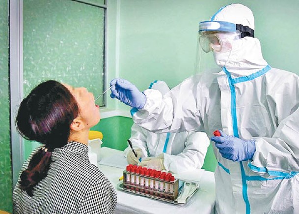北韓防疫人員安排民眾進行檢測。