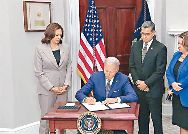 拜登簽署行政命令協助保障女性墮胎及避孕的權利。