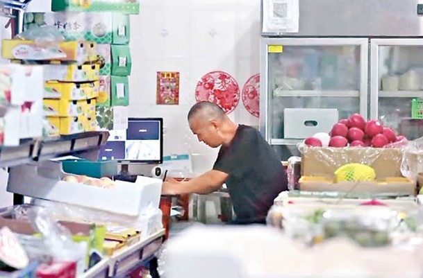 酷愛寫詩的老趙，目前經營水果店。