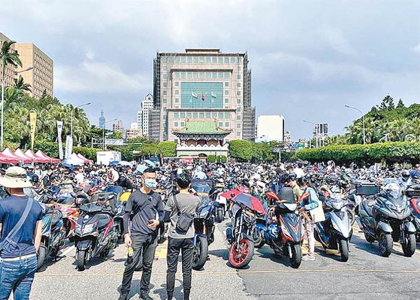 台北電單車遊行促路權解禁