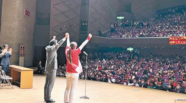 安倍晉三（前左）遇刺前一天亦在岡山市為黨友拉票。